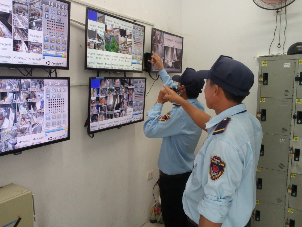 bảo vệ tại khu vực camera