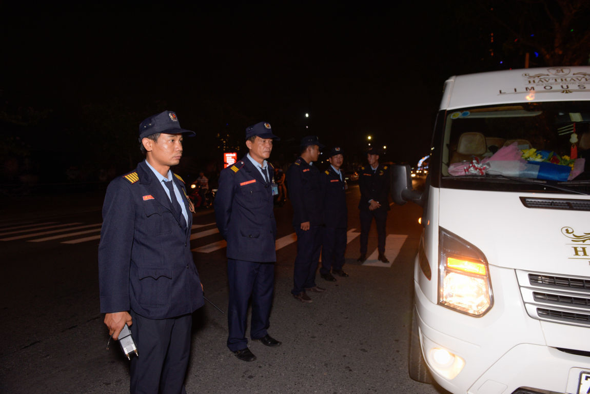 Tư thế đón khách