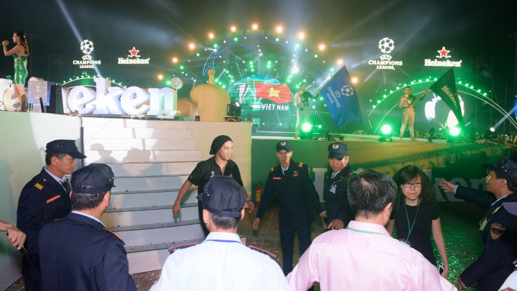 Vệ sỹ Thành Long Hộ tống VIP