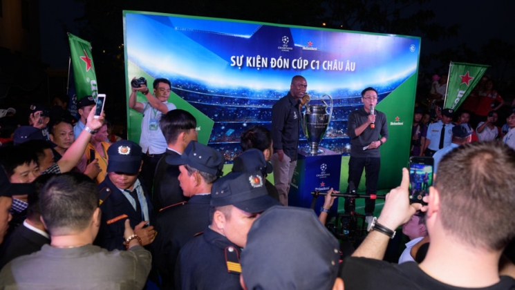 Vệ sỹ Thành Long Hộ tống VIP